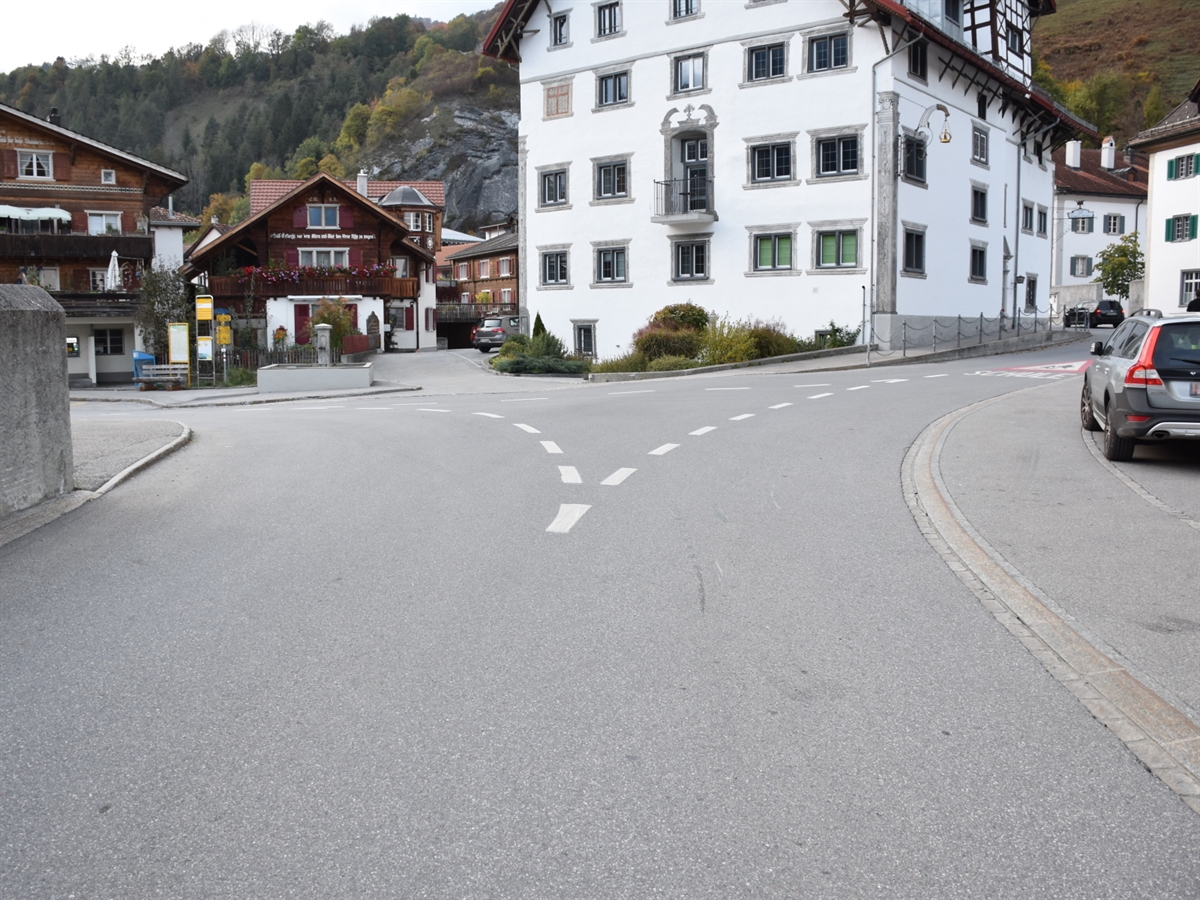 Strassenverzweigung vor dem Volg in Grüsch.