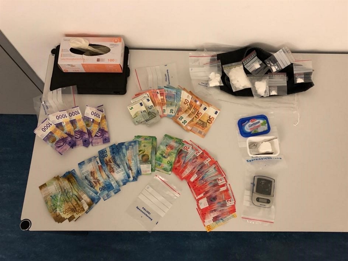 Aufnahme von oben auf einen Tisch mit Notengeld und in Säckchen abgepackten Drogen.