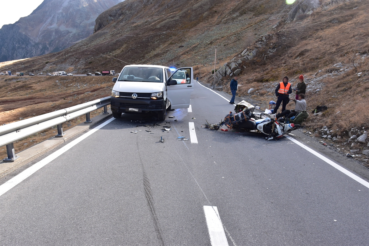 total beschädigtes Motorrad auf der Strasse, Pw mit Kolonne dahinter