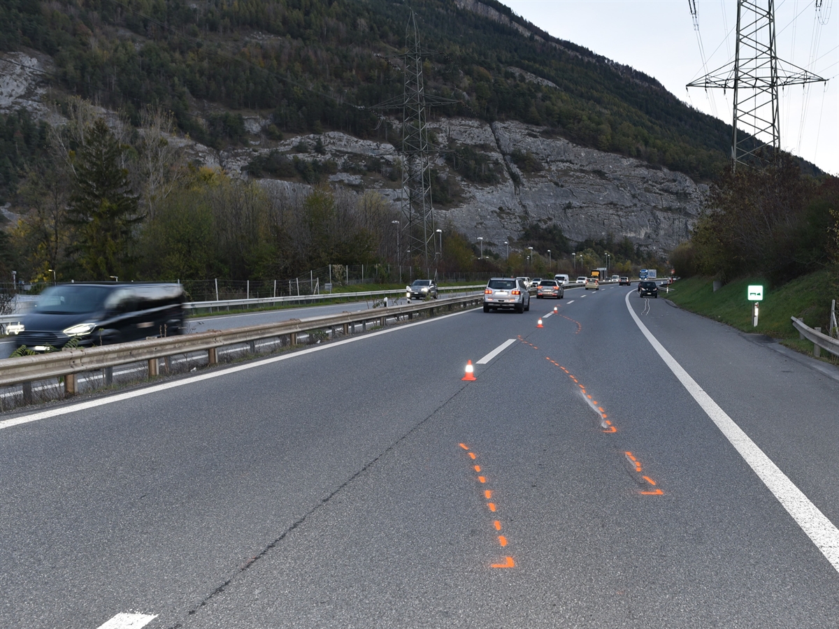 Die Nordspur der A13. Auf der Strasse sind eingezeichnete Spuren ersichtlich und ein wenig entfernt stehen die Unfallautos rechts auf dem Pannenstreifen.
