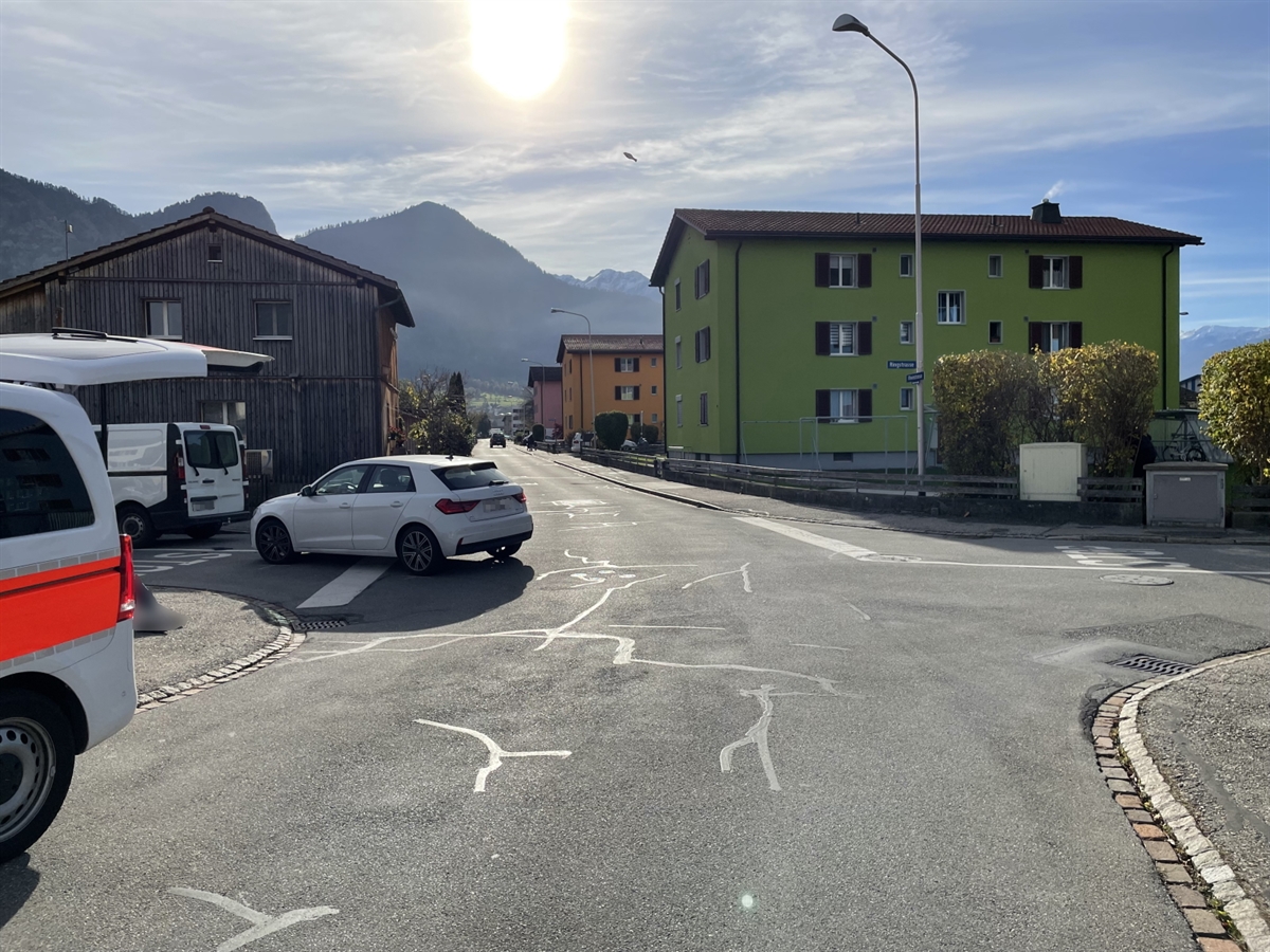 Verzweigung Rheinstrasse / Ringstrasse. Auf der linken Bildhälfte das Auto und links daneben der Lieferwagen. Zudem ragt das Heck des Patrouillenwagens links ins Bild hinein.
