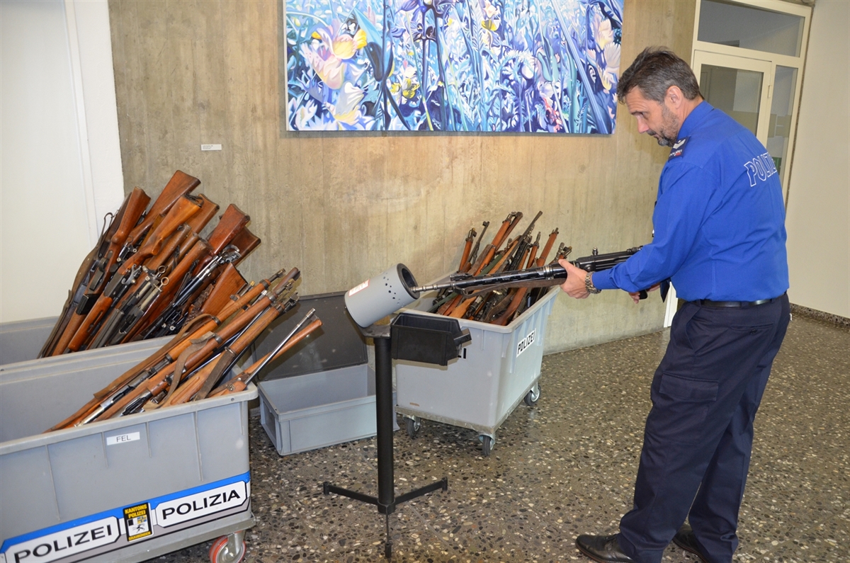 Behälter mit Waffen