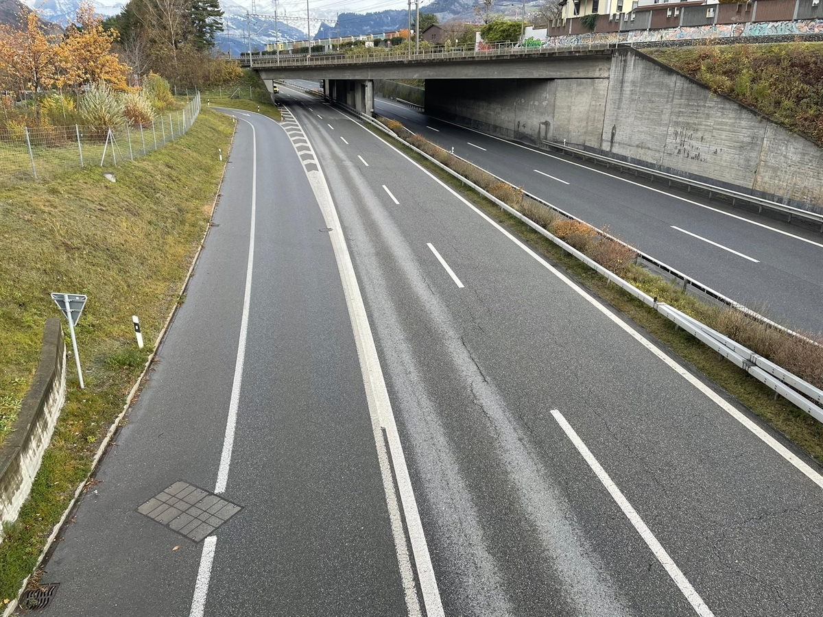 Übersichtsaufnahme von einer Brücke auf die Autobahn.