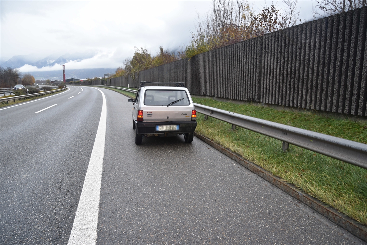 Personenwagen auf dem Pannenstreifen