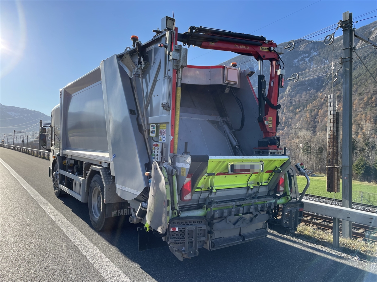 Ein Kehrichtwagen mit einem Schaden am Trittbrett hinten links