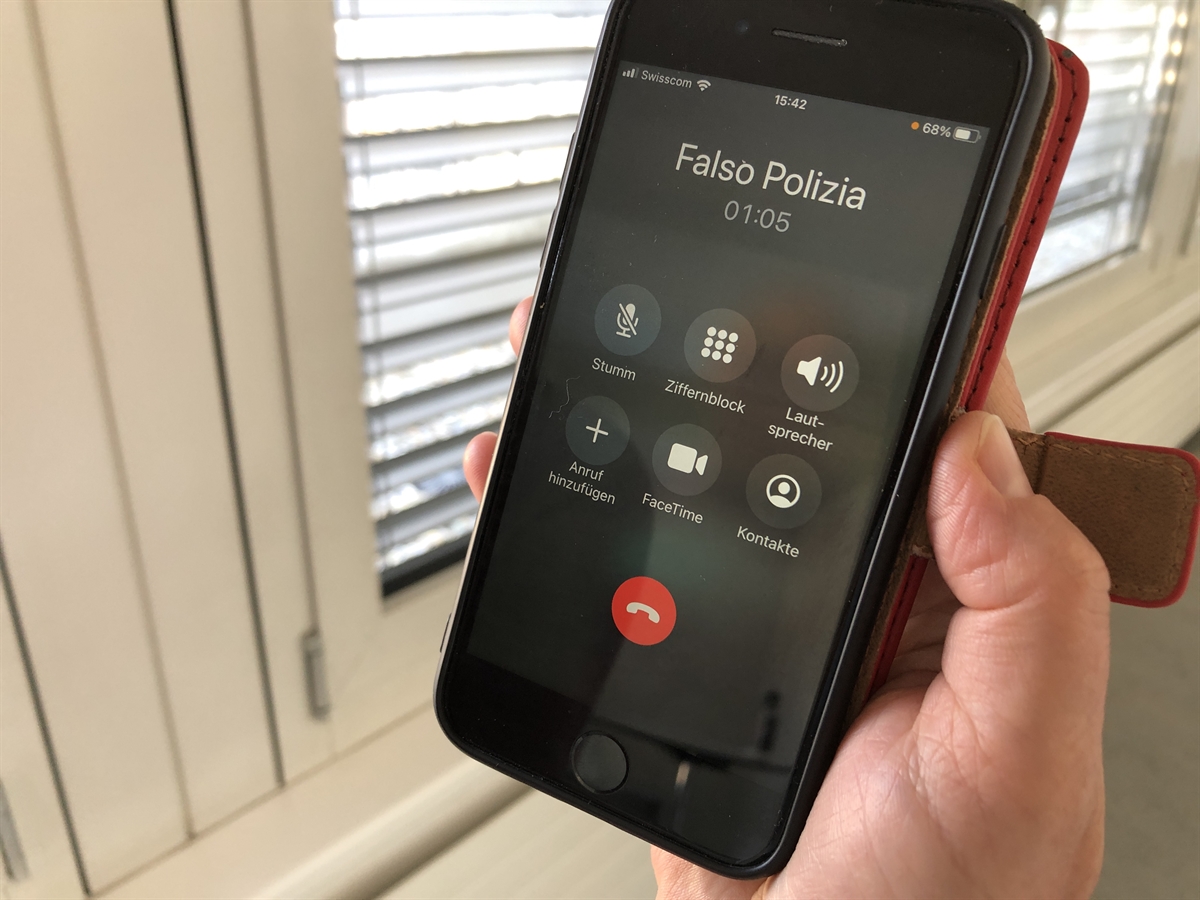 Mobiltelefon mit dem Anruf eines falschen Polizisten