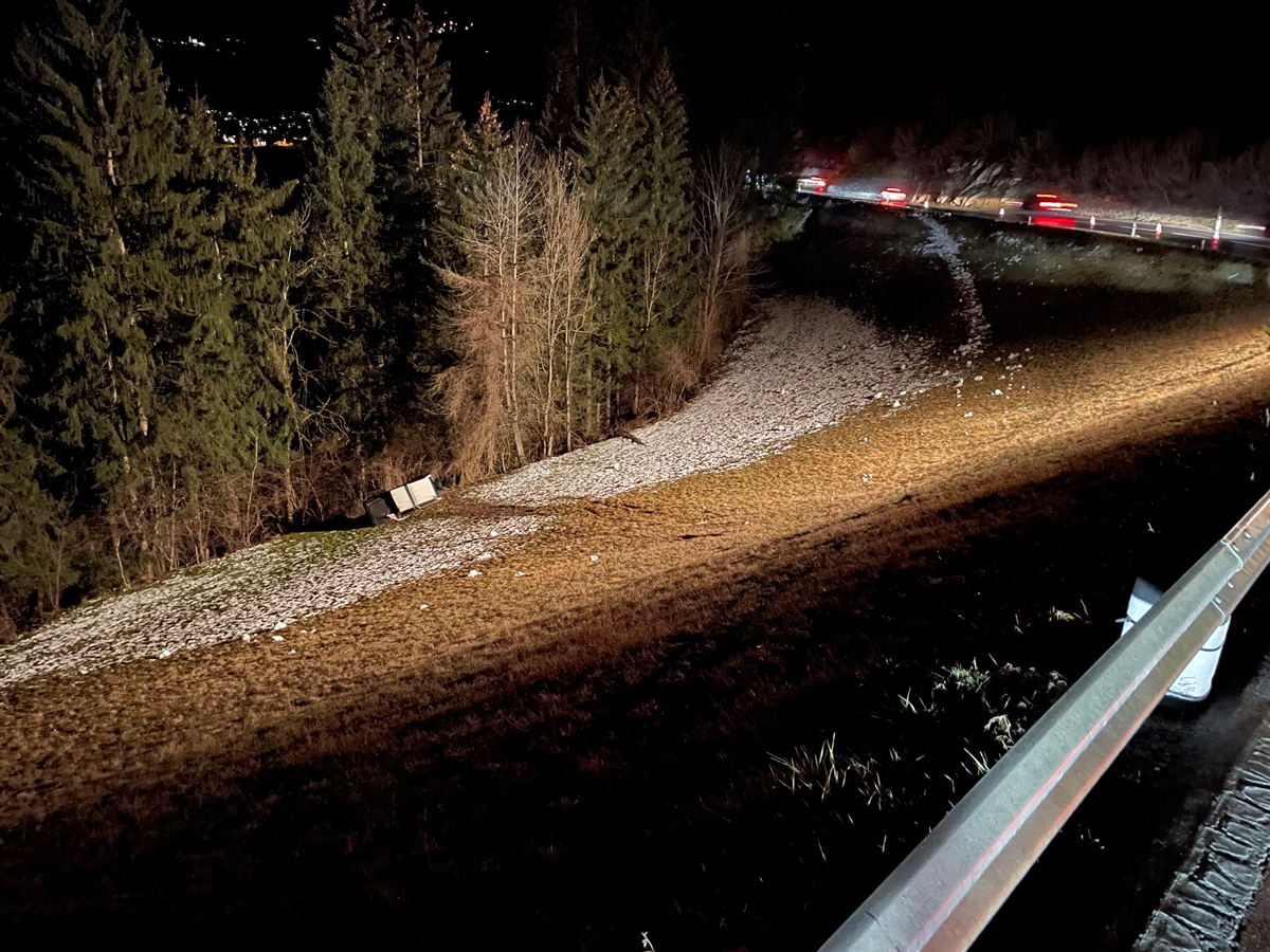 Unfallfahrzeug am Ende der Wiese, Nachtverkehr auf der Strasse