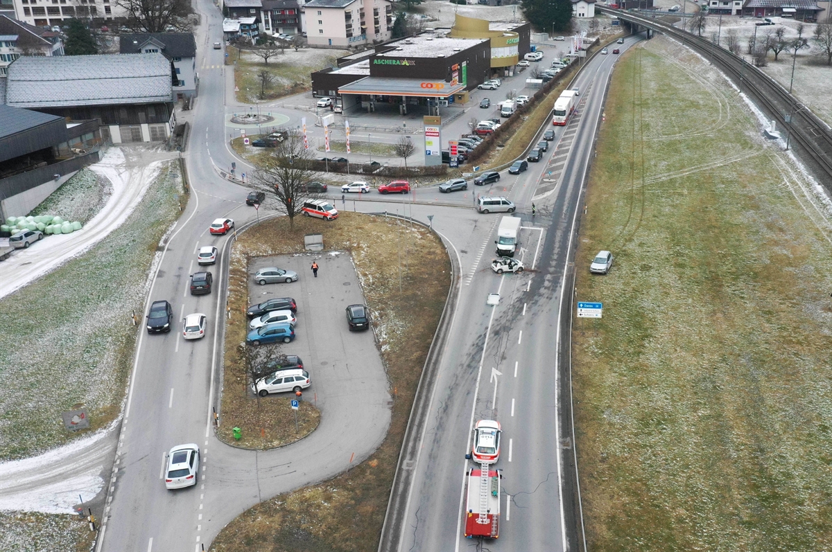Luftaufnahme auf die Prättigauerstrasse mit Unfallautos sowie Feuerwehr und Polizei