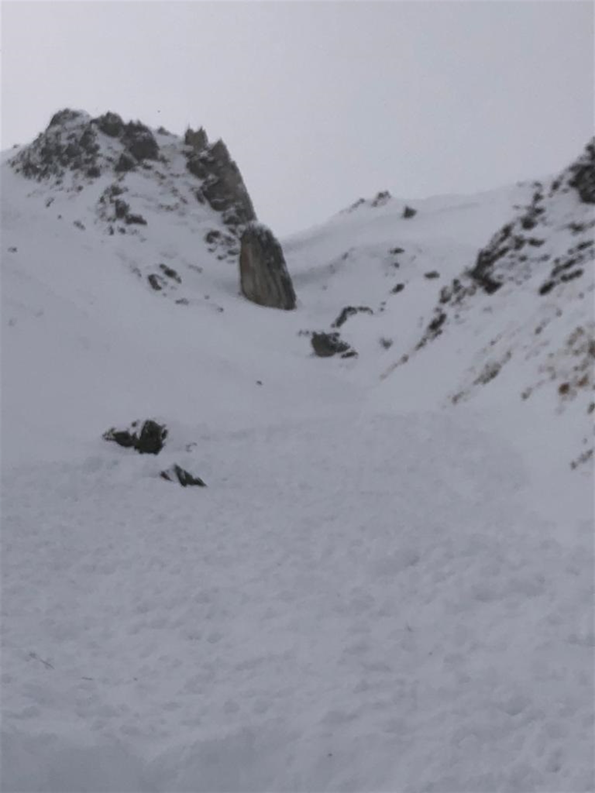 Lawinenkegel Schneemassen in einem Couloir