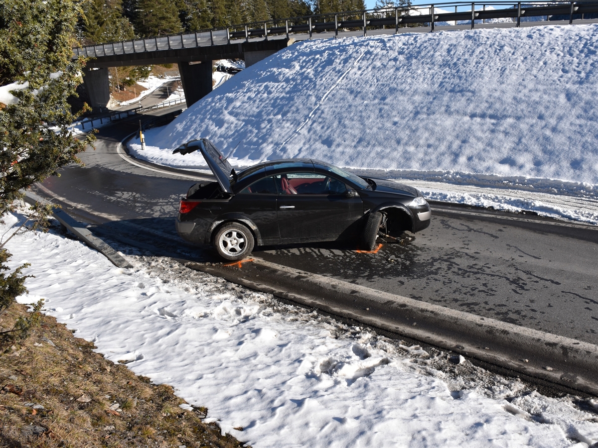 Das beschädigte Auto auf dem Zubringer zur Oberalpstrasse