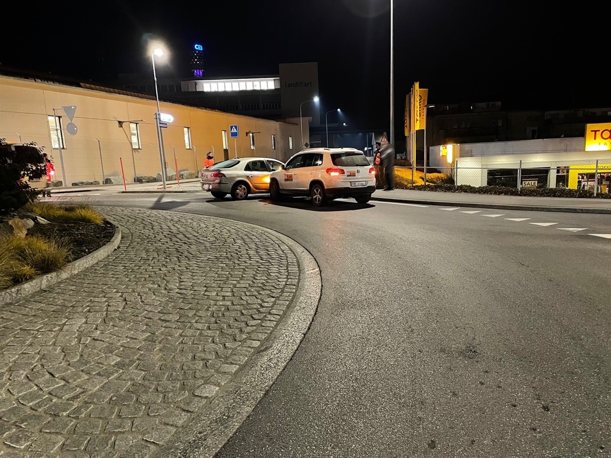 Rechts eine Kreiseleinfahrt. Links davon nahe eines Kreiselausgangs die beiden kollidierten Autos in Endlage. 