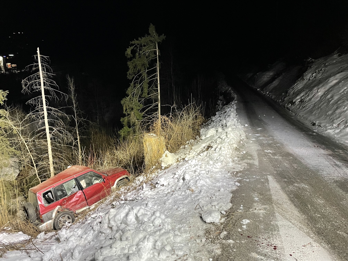 Die einspurige Strahleggerstrasse mit dem linksseitigen Abhang. Das Auto befindet total beschädigt an einen Baum angelehnt in diesem Abhang.