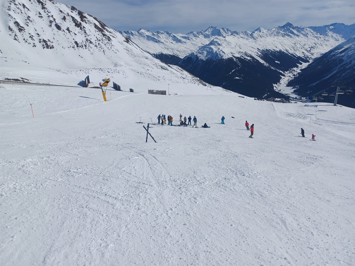 Auf der Piste gekreuzte Ski markieren die Unfallstelle