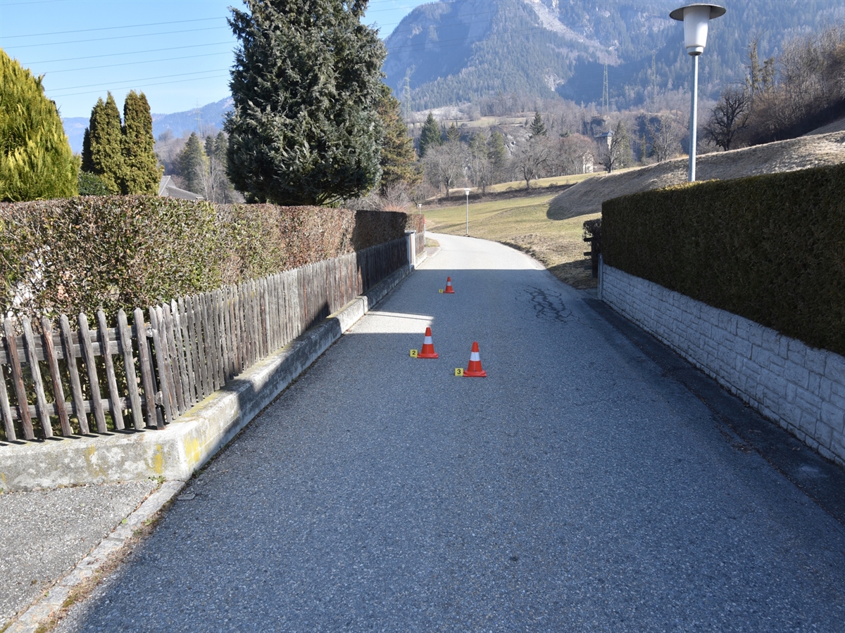 Am Freitagvormittag ist es in Sils im Domleschg zu einer Kollision zwischen einem Lieferwagen und einem Fussgänger gekommen. Der Fussgänger wurde verletzt. Ein 23-jährige Lieferwagenfahrer wollte am Freitag kurz nach 10 Uhr beim Oberen Strässlein in Sils im Domleschg retour auf einen Parkplatz einfahren, um sein Fahrzeug zu wenden. Dabei kam es im Bereich des Lieferwagenhecks zur Kollision mit dem 88-jährigen Fussgänger, welcher stürzte und verletzt wurde. Mit einem Rettungswagen der Rettung Mittelbünden musste der Senior zur medizinischen Versorgung ins Spital nach Thusis gebracht werden. Die Kantonspolizei Graubünden klärt die Unfallursache ab.