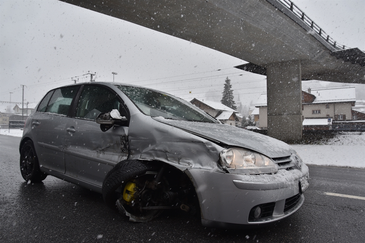 Endlage des total beschädigten Fahrzeuges auf der Nationalstrasse N28 in Jenaz. 