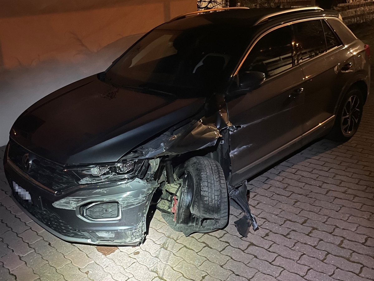 Auto mit massiver Beschädigung an der vorderen linken Fahrzeugseite. Die Radaufhängung sowie das Rad ist derart ramponiert, dass nicht erklärt werden kann, wie mit diesem Auto noch gefahren werden konnte