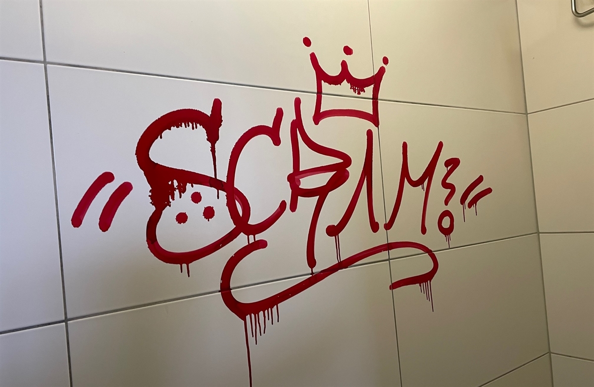 Roter Schriftzug auf weissen Kacheln