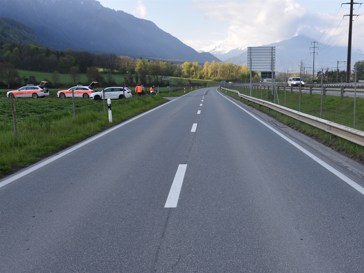 Die Deutsche Strasse in Richtung Chur gesehen. Links auf dem Molinäraweg stehen die beiden Unfallfahrzeuge sowie zwei Patrouillenfahrzeuge der Polizei.