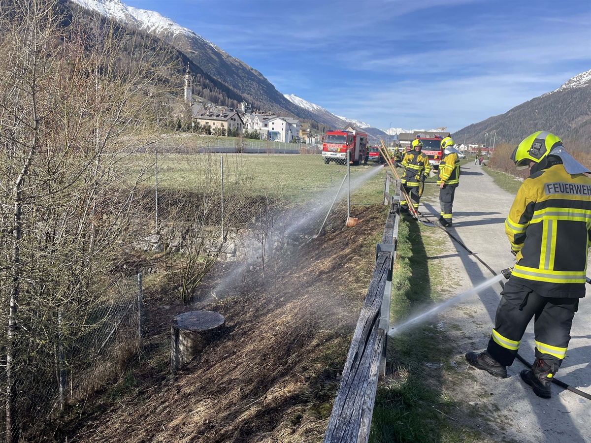 Feuerwehrleute und Tanklöschfahrzeuge