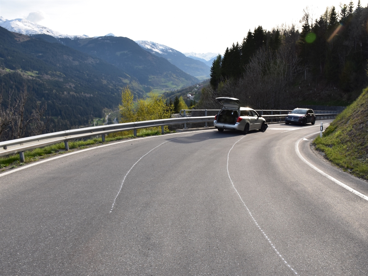 Die beiden Unfallfahrzeuge stehen auf der bergwärts führenden Fahrspur einander gegenüber.