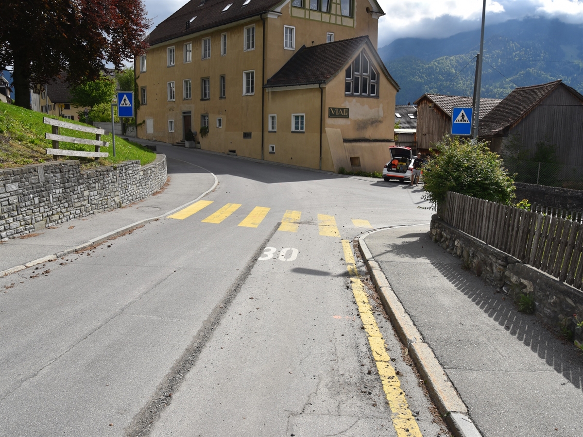 Die Verzweigung Rangs-/ und Vialstrasse, auf welcher sich ein Fussgängerstreifen befindet. Im Hintergrund Häuser.