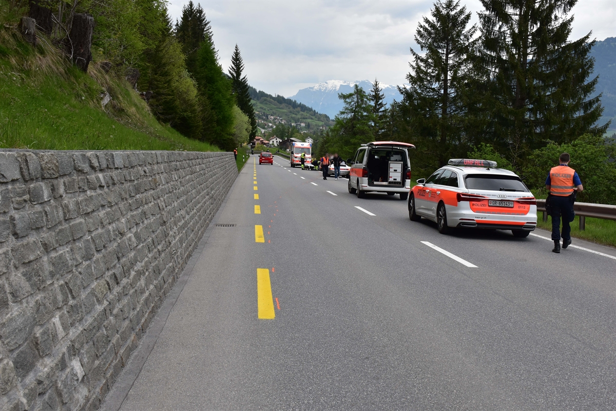 Zwei Polizeifahrzeuge und ein Rettungswagen auf der Strasse
