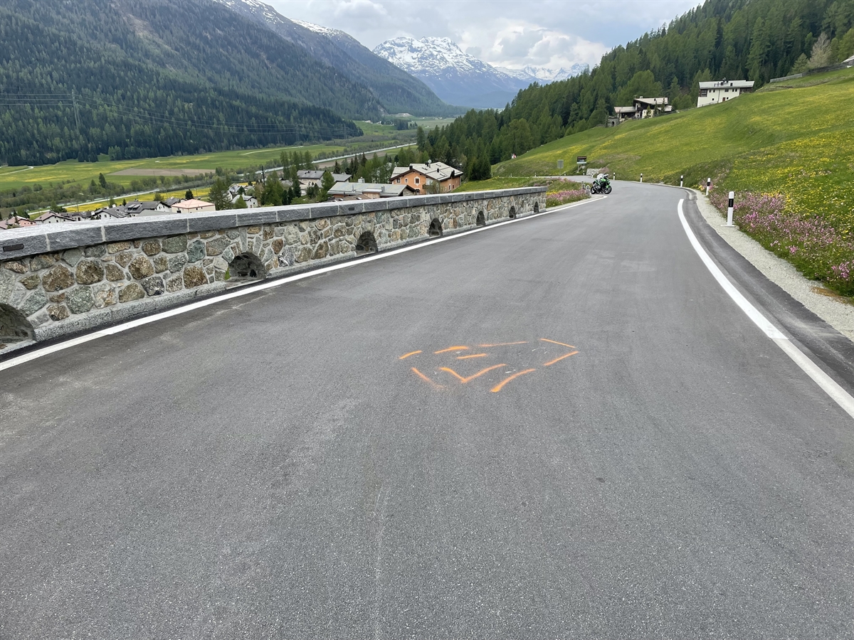 Rechtskurve am Albulapass, Endlage Motorrad auf der Fahrbahn sichtbar