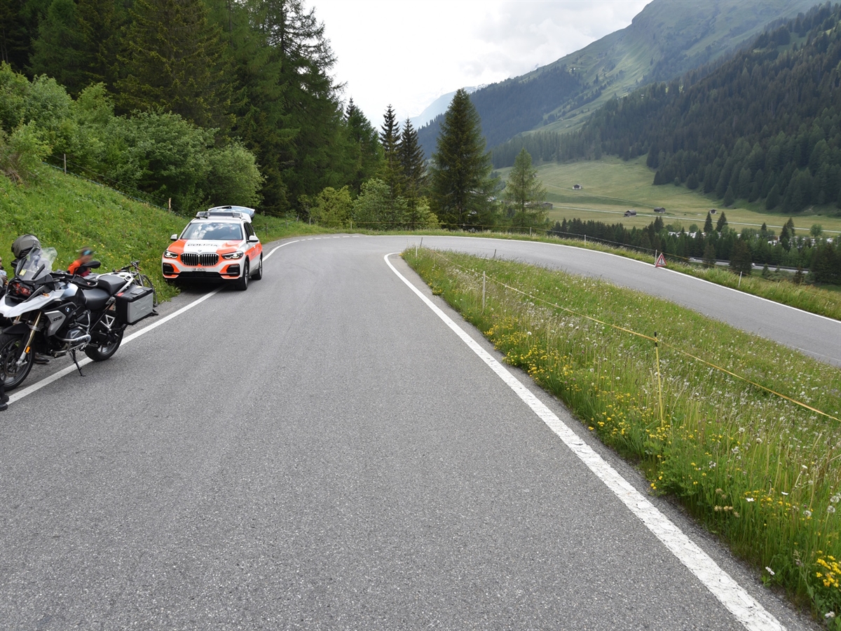 Links das Motorrad, dahinter ein Polizeiauto welches direkt im Anschluss an die dortige Wendekehre steht.
