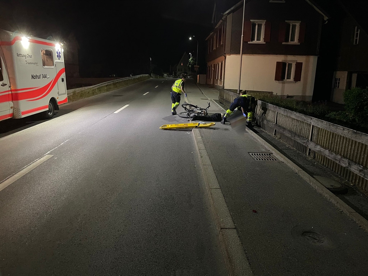 Aufnahme in der Dunkelheit. Links der Rettungswagen, welcher die Unfallszenerie rechts von ihm beleuchtet.