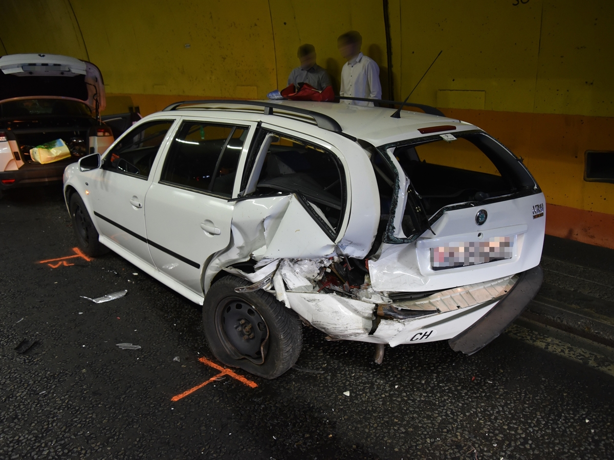 Aufnahme im Tunnel: Das vorausgefahrene Auto mit komplett eingedrücktem Heck und linkem hinteren Seitenteil.