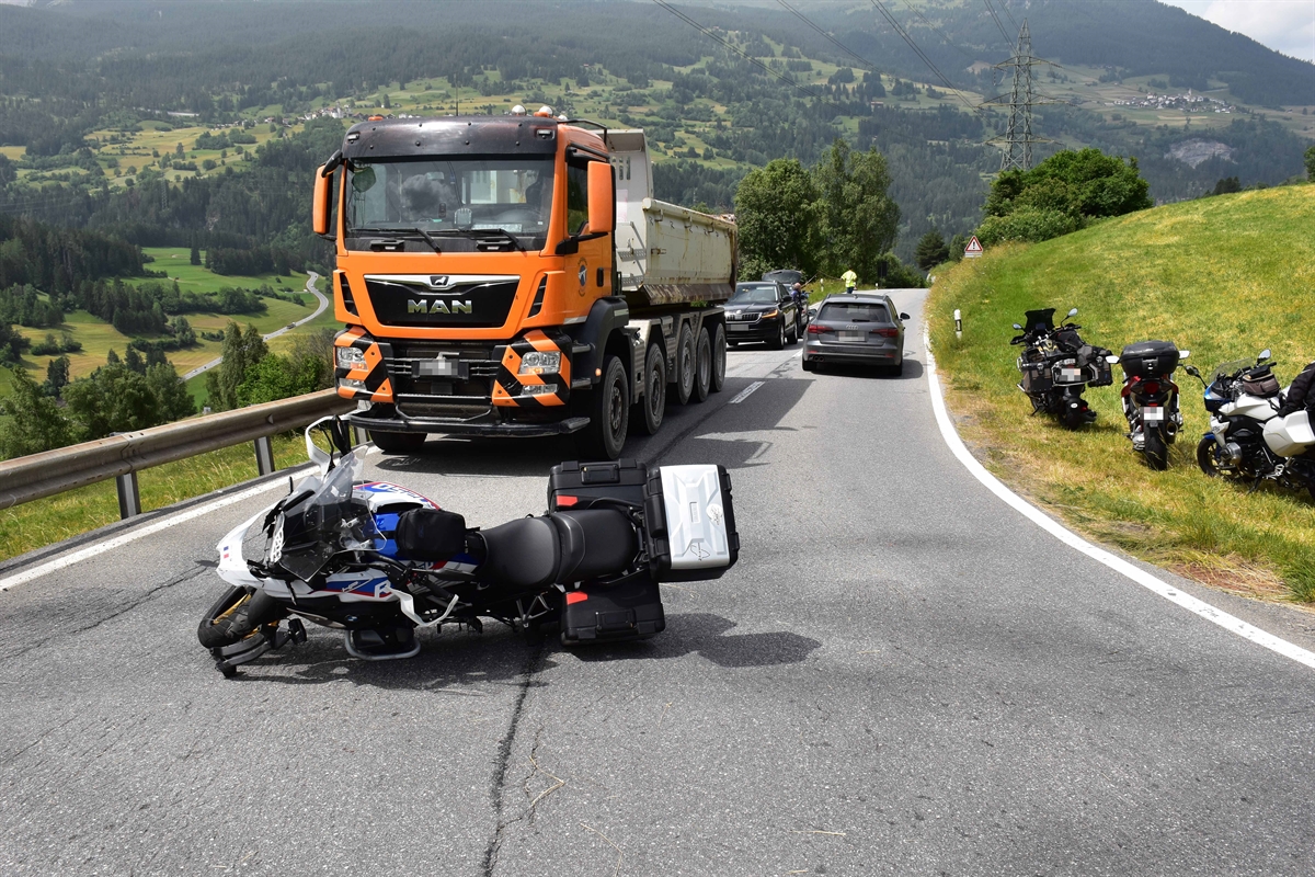 Motorrad liegt quer auf der Fahrbahn, Lastwagen steht still..
