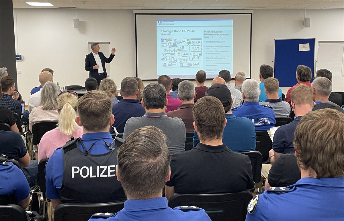 Kommandant präsentiert Mitarbeitenden die neue Strategie