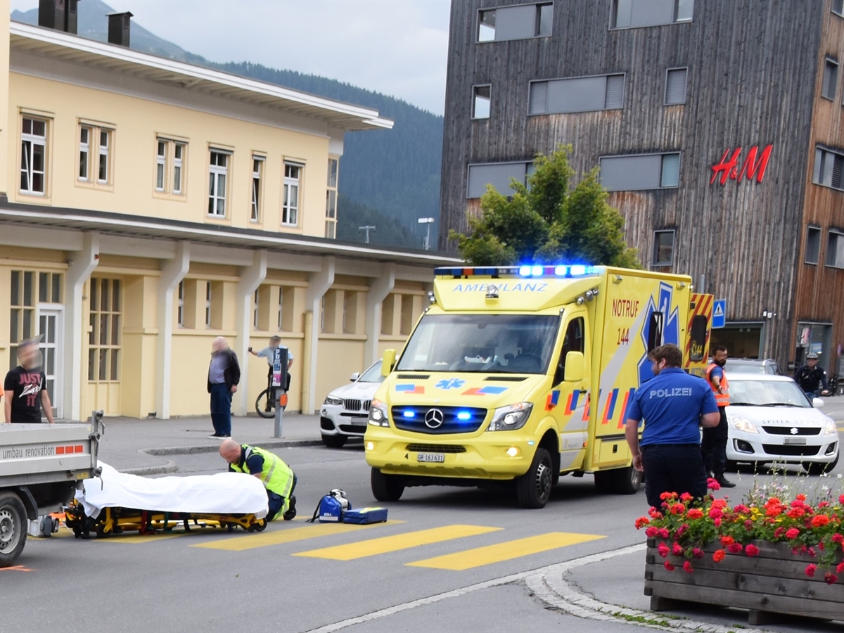 Links das Heck des Anhängers, dahinter Einsatzkräfte und ein Rettungswagen.