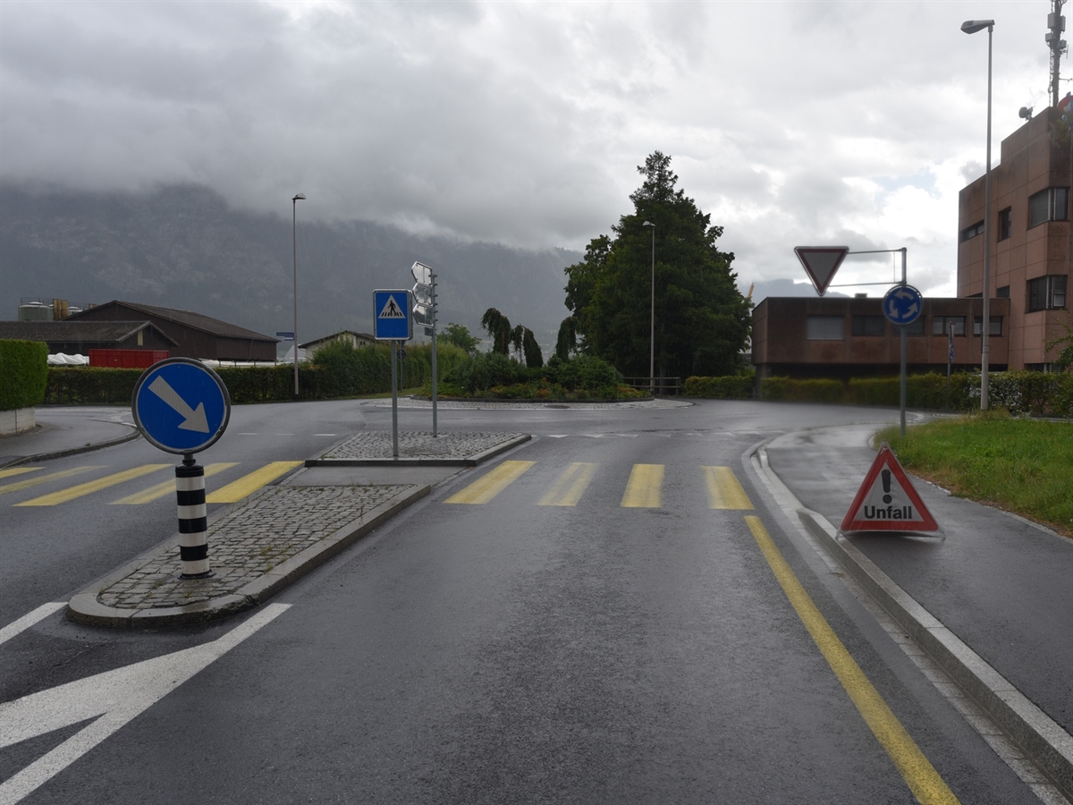 Ein Fussgängerstreifen, Verkehrssignale, ein Faltsignal 