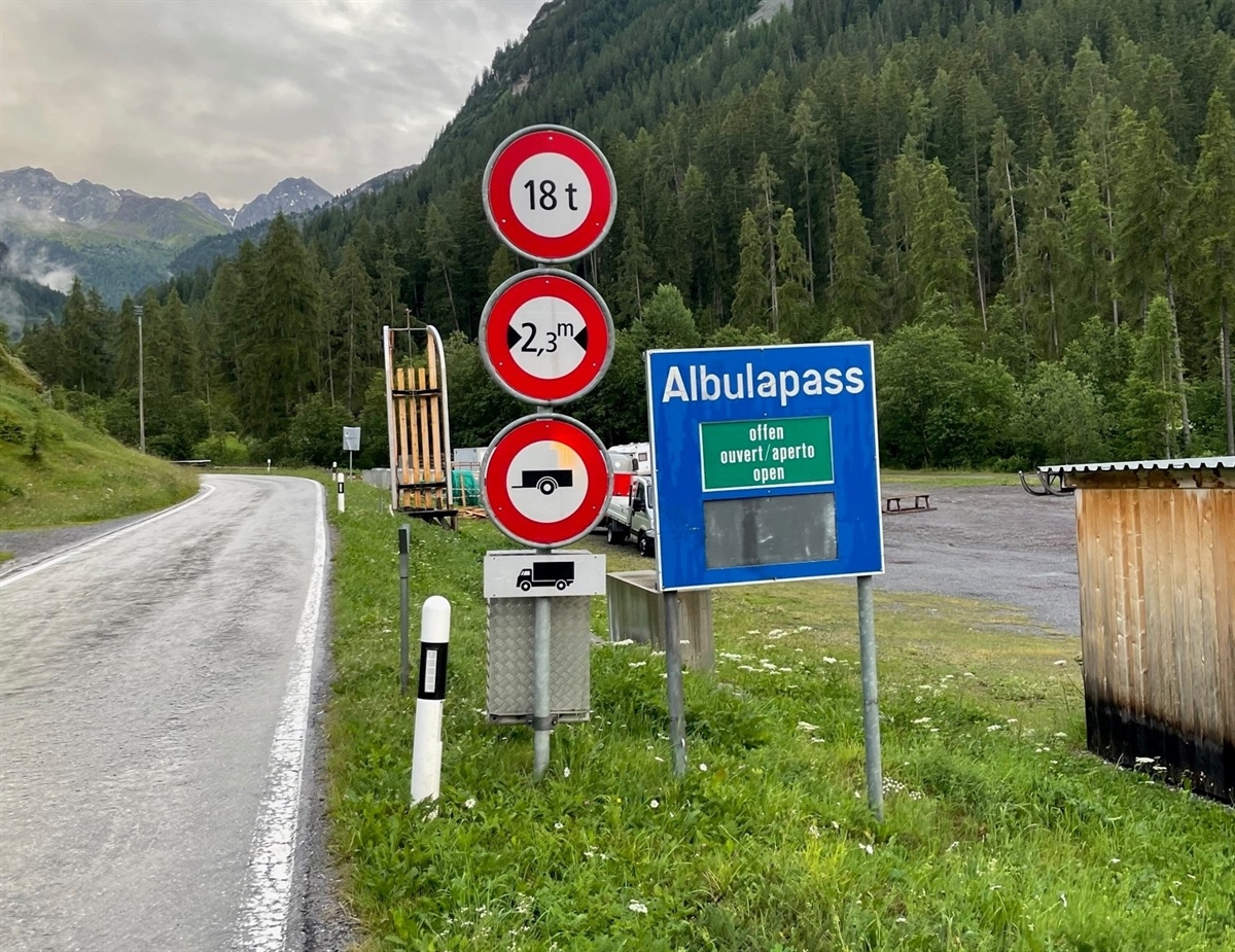 Ein Signalstandort für den Albulapass mit den Signalen Höchtsgewicht, Höchtsbreite und Anhängerverbot an Lastwagen.
