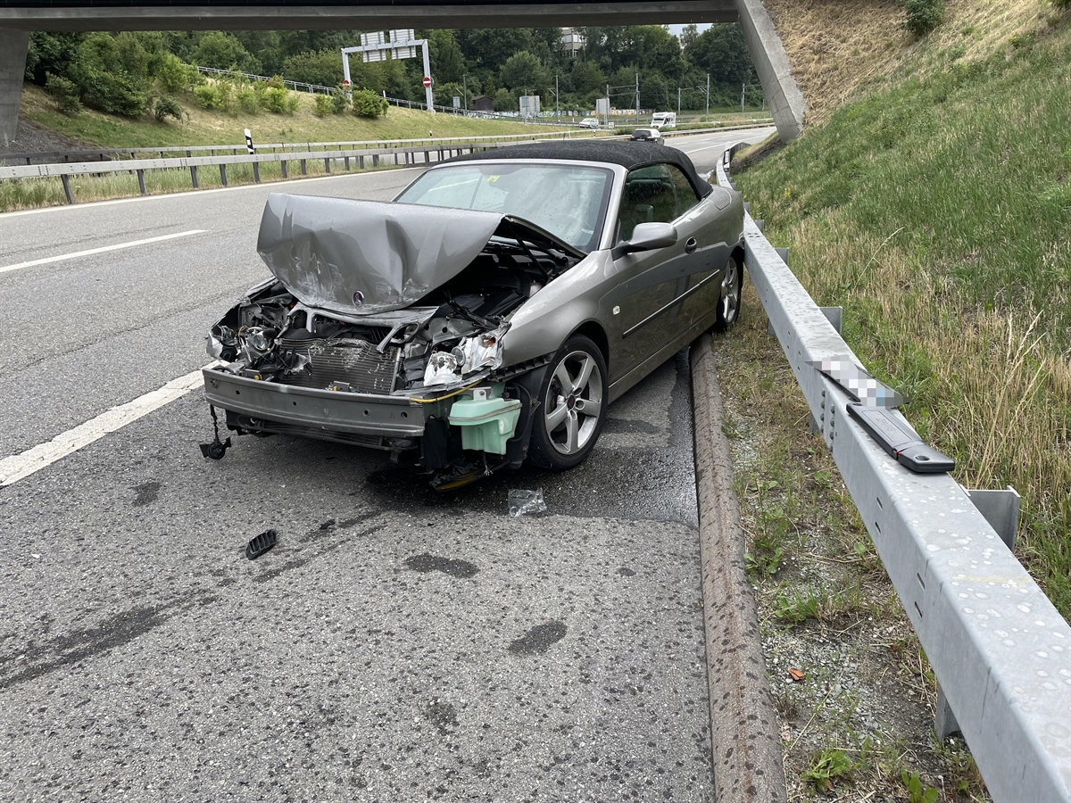Total beschädigtes Auto auf dem Pannenstreifen