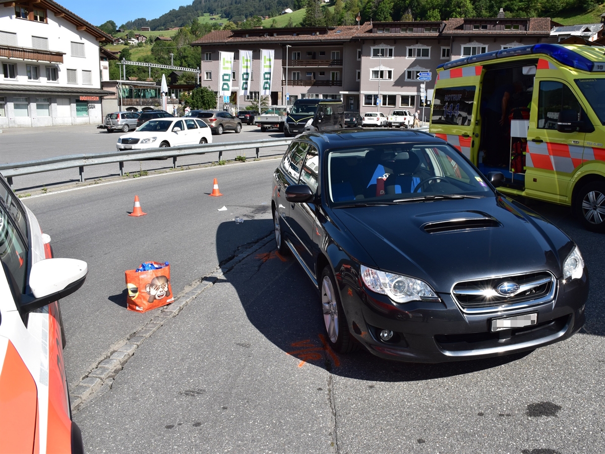 Die rechte Seite des beteiligten Autos, dahinter auf der Strasse Unfallspuren. Links davon ein Polizeiauto und rechts des beteiligten Autos ein Rettungswagen