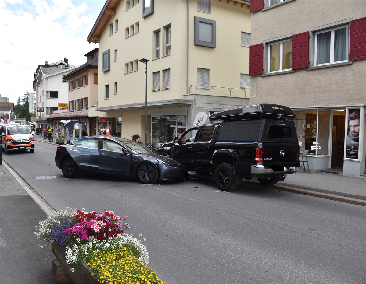 Zwei Fahrzeuge stehen innerorts ineinander verkeilt auf der Fahrbahn