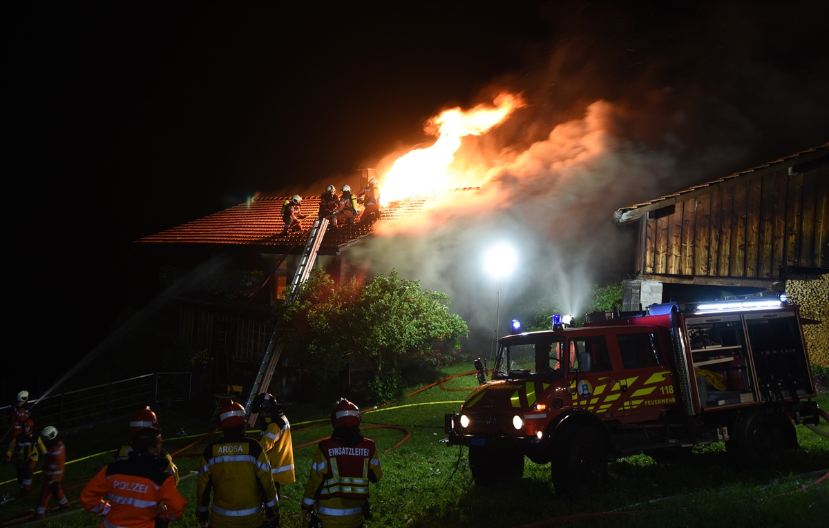Feuerwehrleute auf dem Dach und im Garten des Hauses