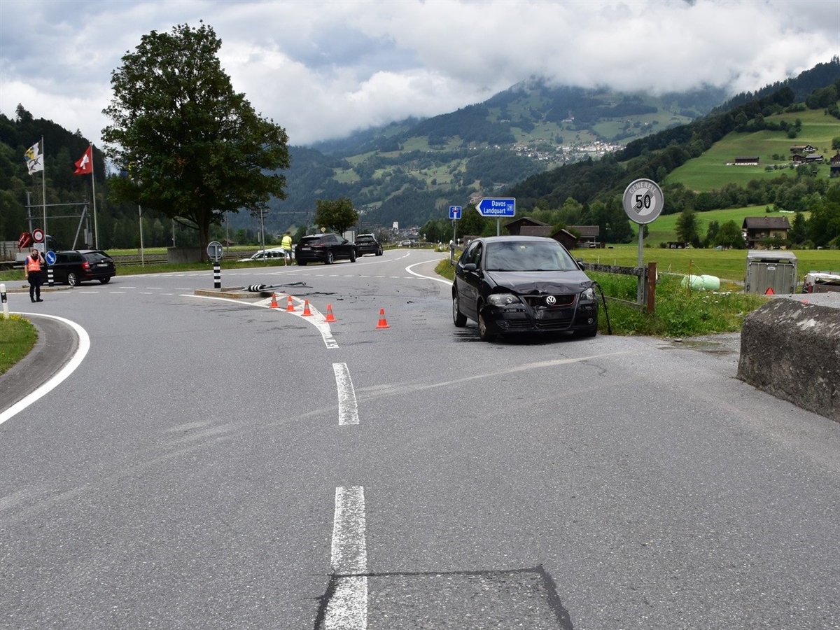 Rechts das Unfallauto am Strassenrand. Links im Hintergrund ein Polizist. Mittig der Strasse liegt ein umgefahrenes Signal. 