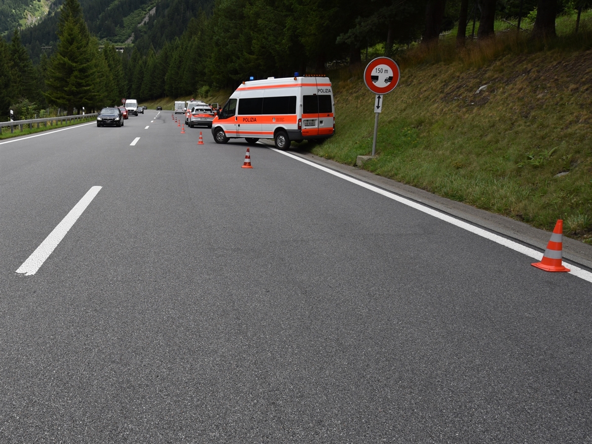 A13 in Richtung Norden gesehen. Auf der Nordspur stehen Polizeiauto hinter Molankegel.