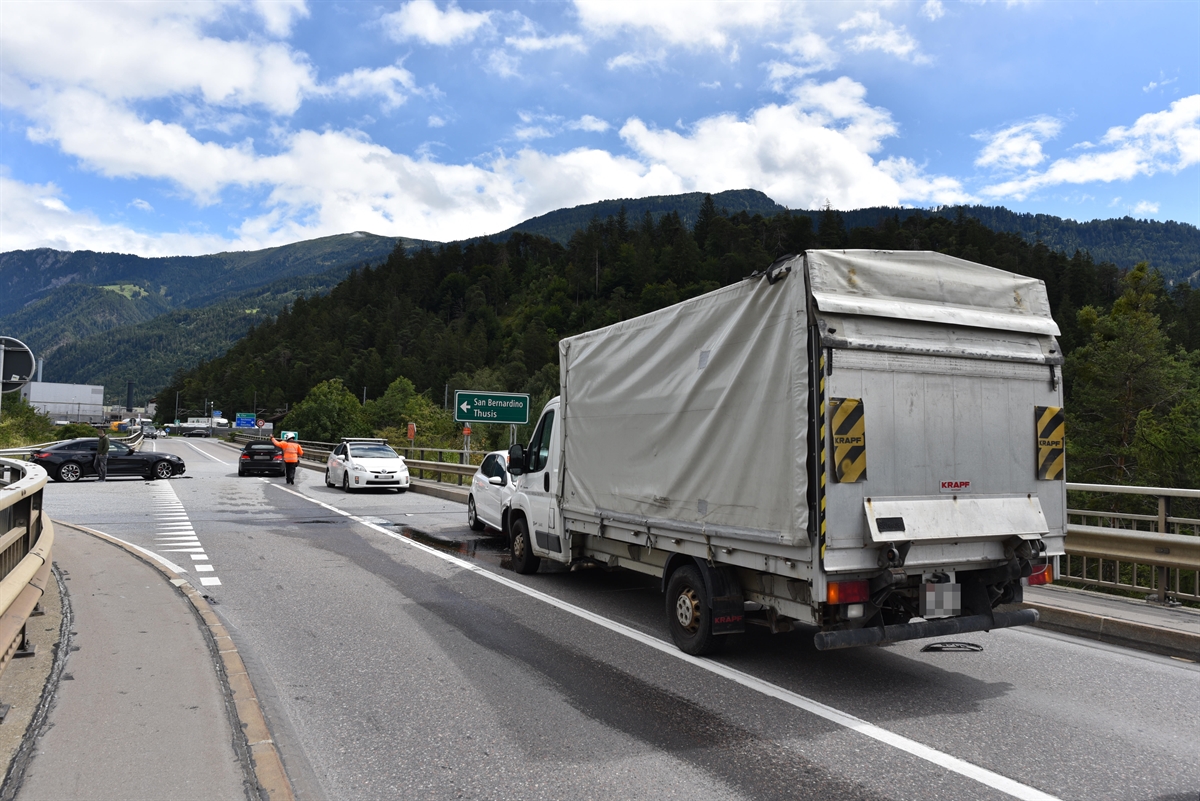 Im Vordergrund rechts sind der weisse Personenwagen und der Lieferwagen der zweiten Kollision zu erkennen. In der Mitte regelt ein Verkehrspolizist den Verkehr. Auf der linken Seite bei der Haltelinie ist das dritte beteilige dunkle Fahrzeug zu erkennen. 