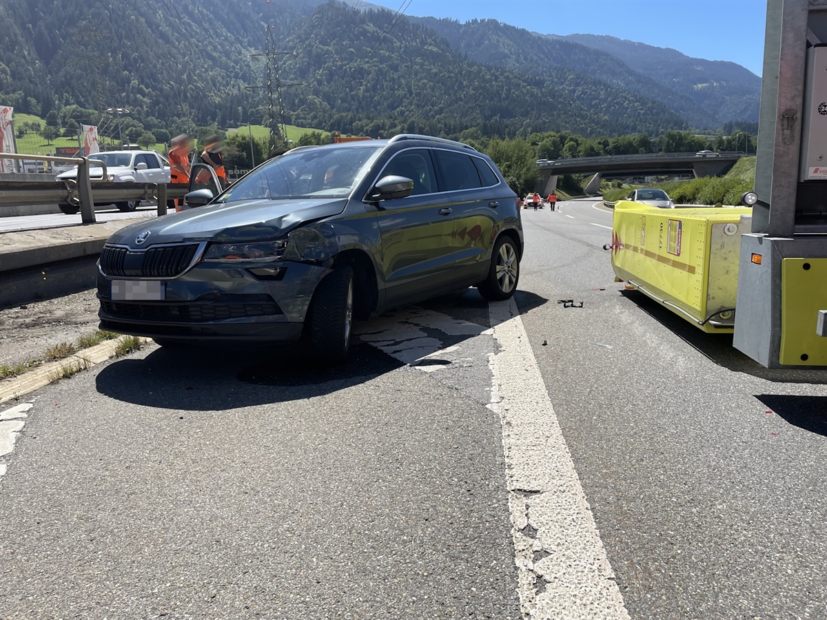 Links das Unfallauto mit beschädigter Front, rechts davon der Aufpralldämpfer des Unterhaltsfahrzeugs. Im Hintergrund Berge und wolkenloser Himmel.