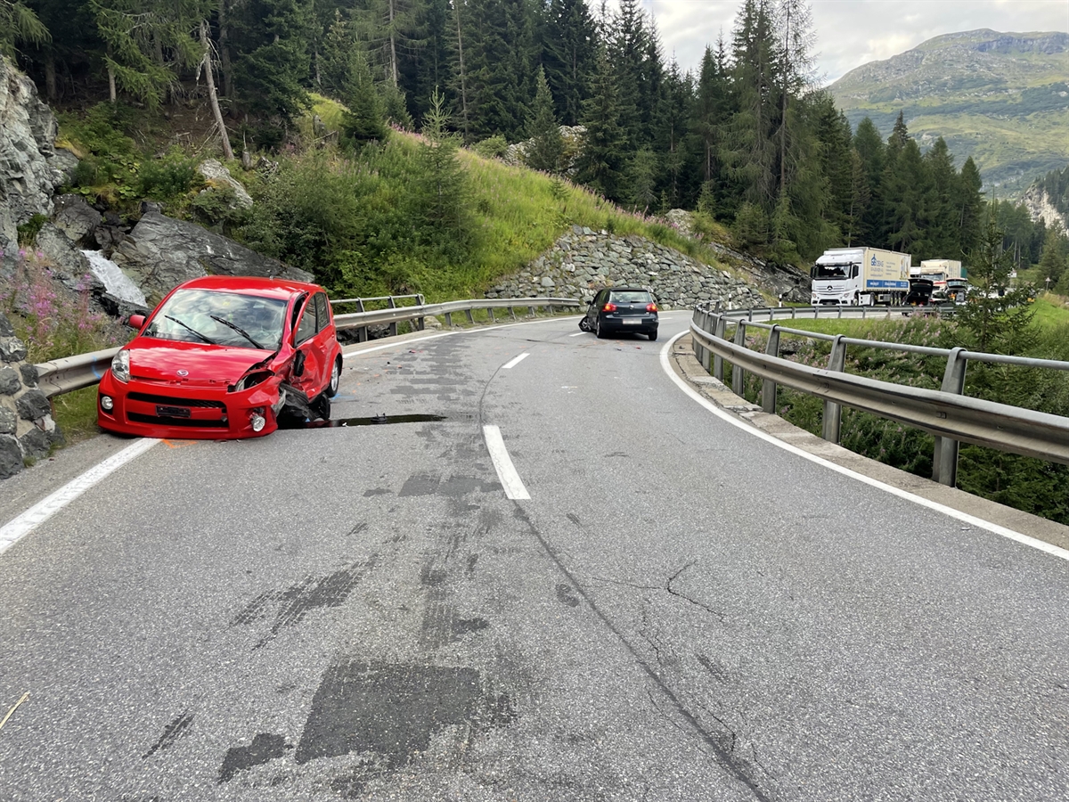 Die Unfallstelle in Fahrtrichtung Bivio aufgenommen. Auf der linken Fahrspur steht das total beschädigte Auto des 21-Jährigen. Weiter hinten auf der rechten Fahrspur das Auto des 22-Jährigen. Im Hintergrund kurzzeitig angehaltene Fahrzeuge.