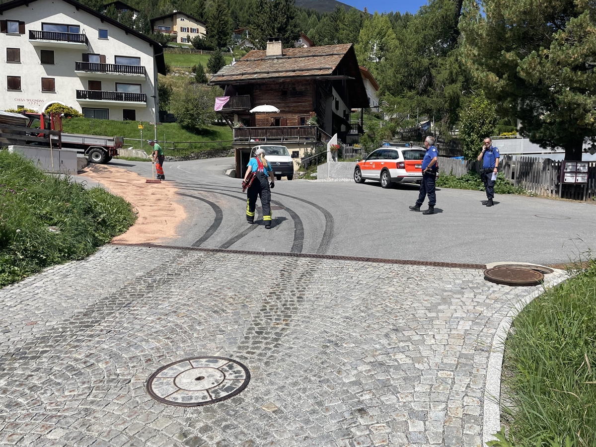 Einsatzkräfte reinigen die Strasse vom Öl