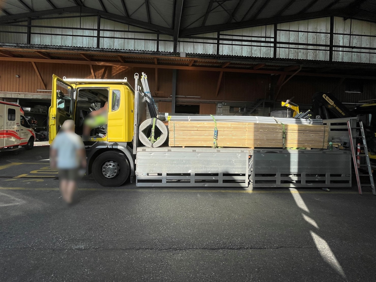 Der Lastwagen auf dem Firmenareal. Daneben steht der Rettungswagen.