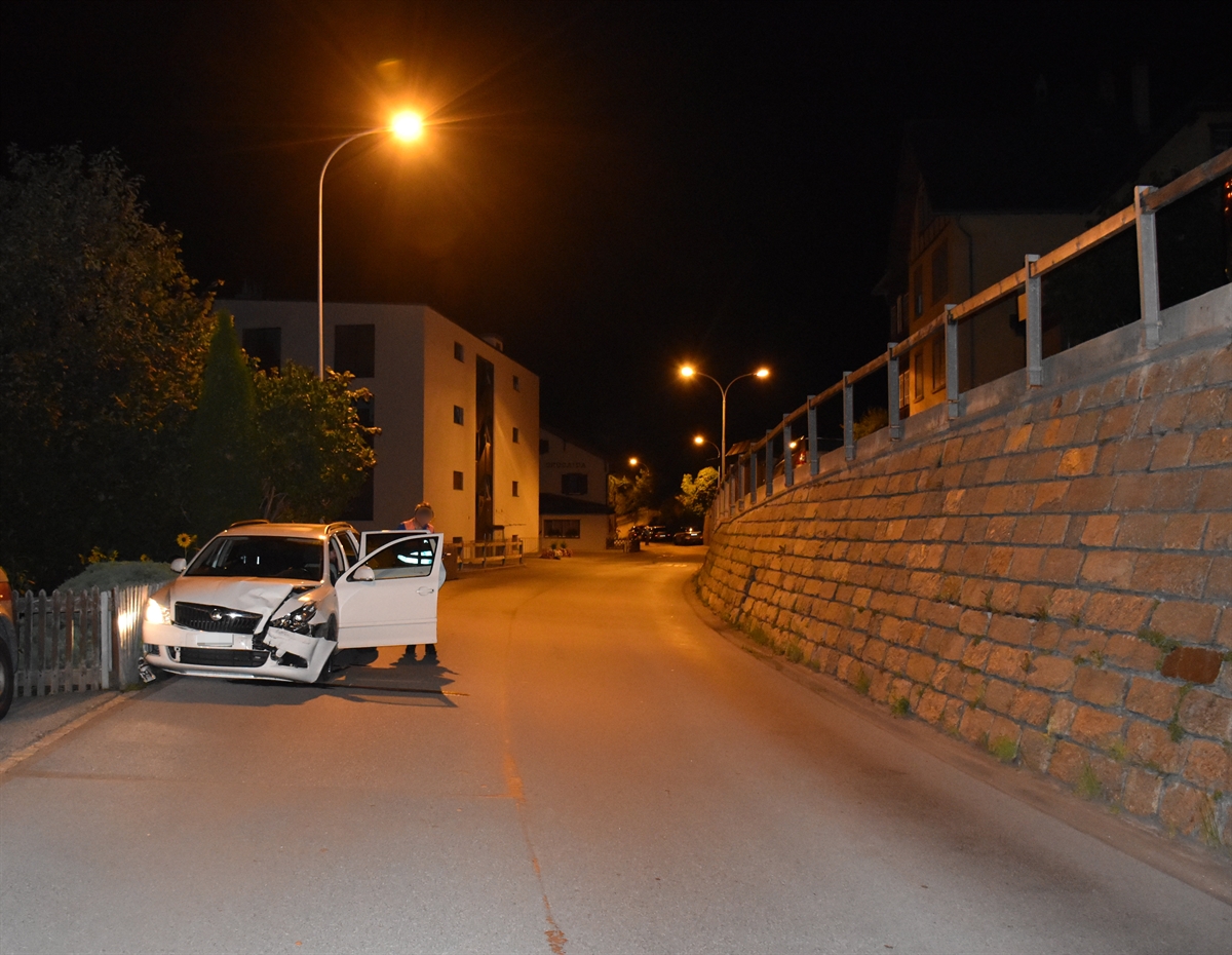 Links die Endlage des massiv beschädigten unfallverursachenden weissen Personenwagens.