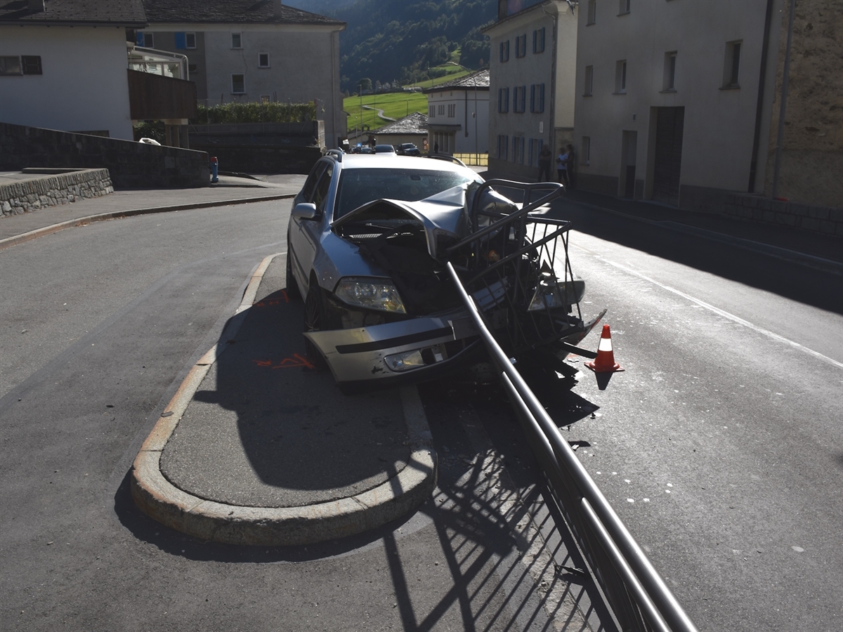 Das Auto von vorne. Das Geländer steckt bis an die Windschutzscheibe in der total beschädigten Wagenfront.