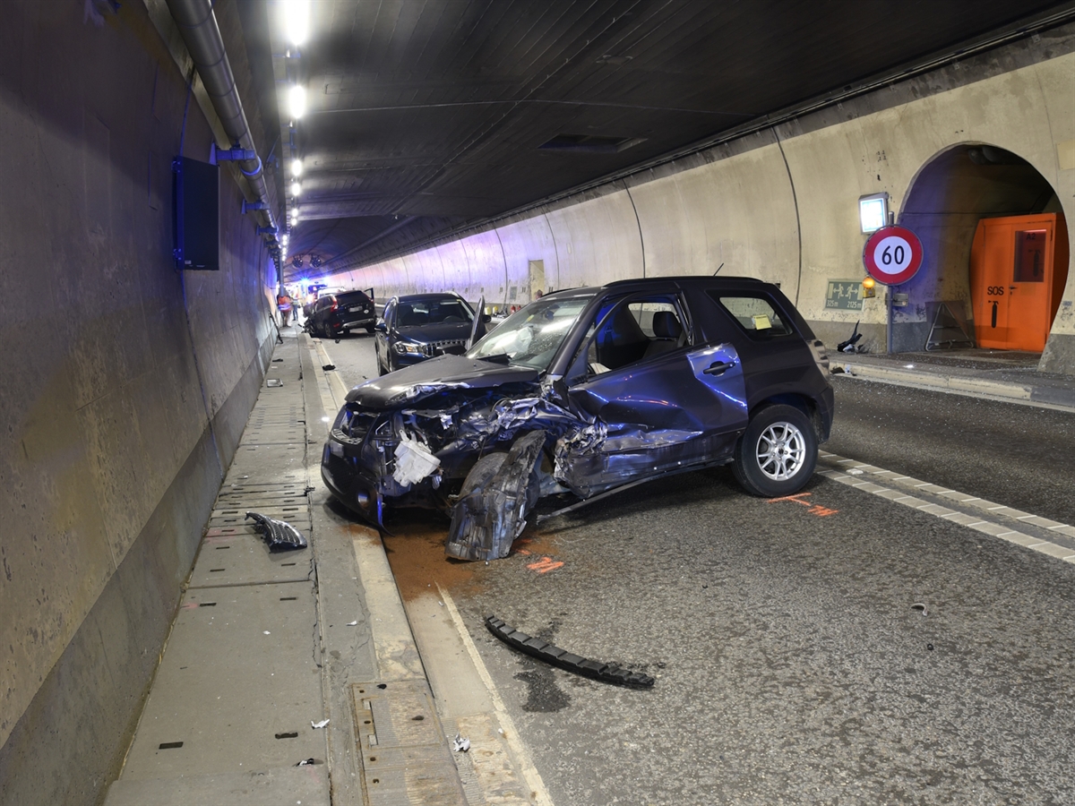 Das vorne und links total beschädigte eine Auto, ein wenig im Hintergrund von hinten das andere Unfallauto mit demselben Schadenbild.