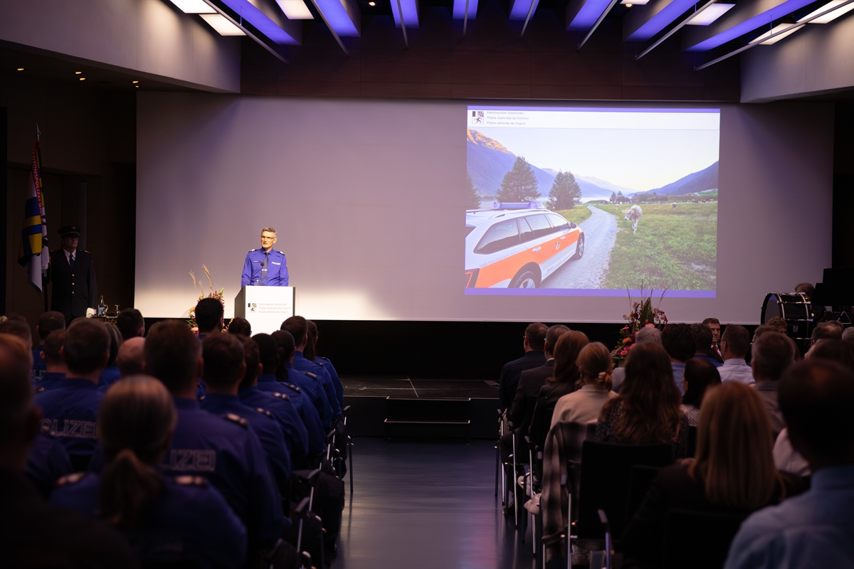 Kommandant am Rednerpult im vollen Saal